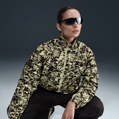 Nike Sportswear WindrunnerLockere Webjacke mit Print durchgehendem Reißverschluss und UV-Schutz (Damen) Begrenzt auf 3 Tage